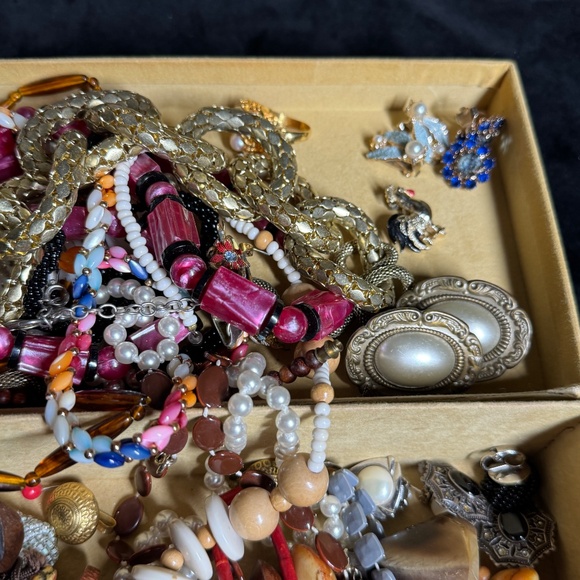 Lot of 521 g (1pound) of vintage wearable jewelry, felted box, over 40 pieces - Picture 5 of 7